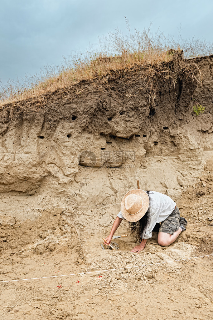 考古学家发现人类头骨的考古遗址图片