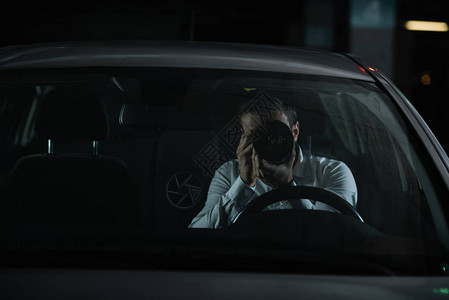 男私家侦探前视镜用相机监视从车上用图片