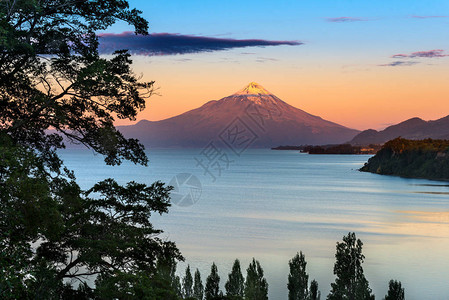 智利苏瑟伦湖区奥索诺火山和Llanquih图片