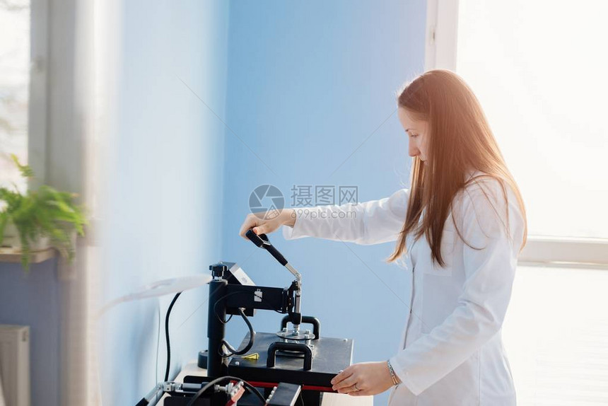 在白色实验室的年轻女子热将图图片