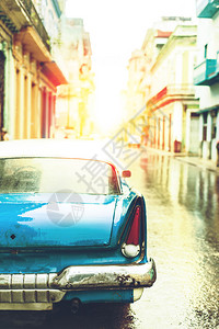 在哈瓦那的旧车街上古老图片