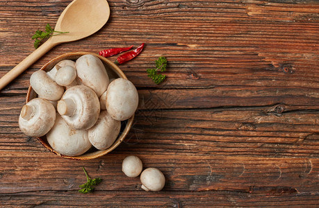 碗里的新鲜蘑菇图片