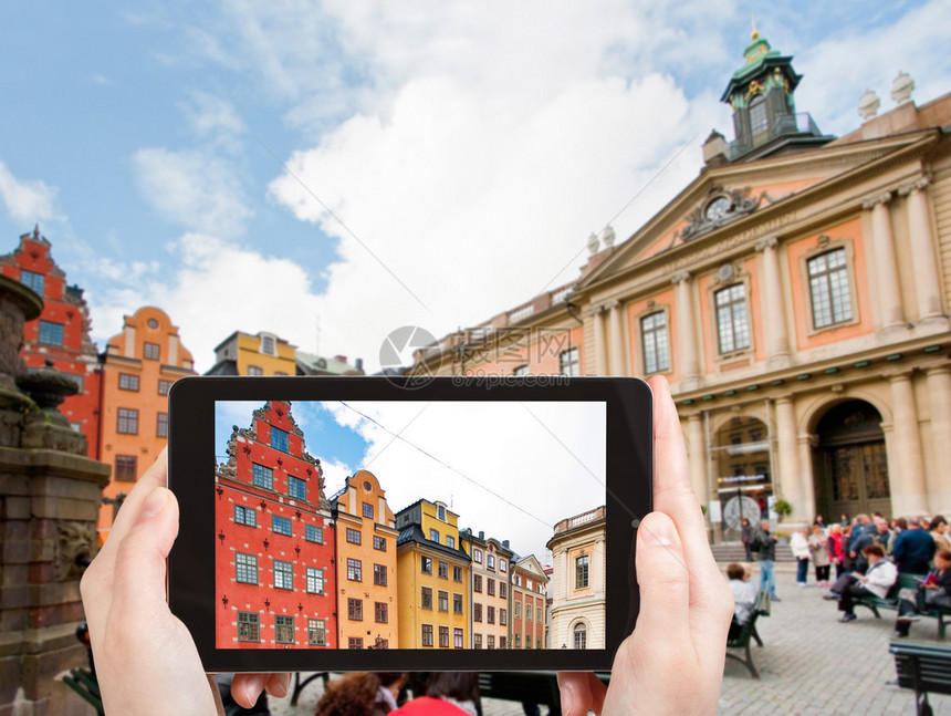 旅行概念在瑞典斯德哥尔摩中世纪Stortortororget广场用移动工图片