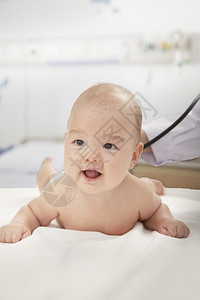 近距离检查婴儿心脏跳动和婴儿图片