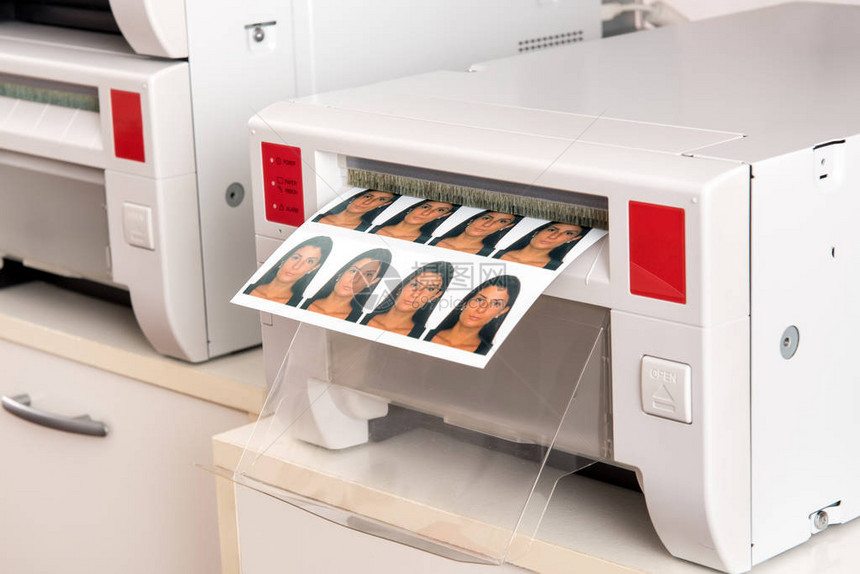 在打印机上打印一名妇女的护照片图片