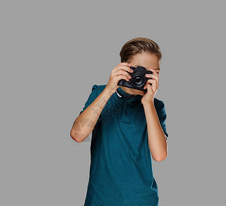 青少年男孩用专业摄影机拍照图片