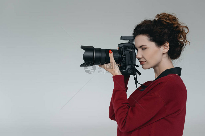 女专业摄影师照片制室有数码摄影相机在图片