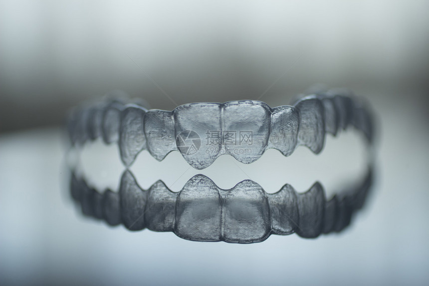 隐形的可视塑料牙齿括号牙套图片