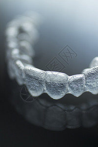 隐形的可视塑料牙齿括号牙套背景图片
