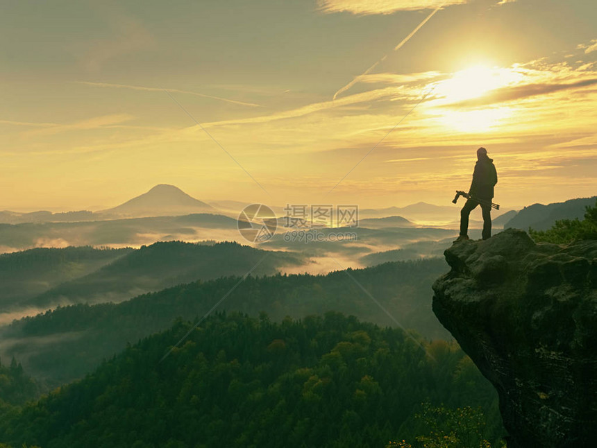 悬崖上的摄影师自然摄影师在岩石峰顶用镜子相机拍照梦幻般的顽固景观图片
