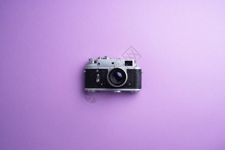在紫色背景的老式相机图片