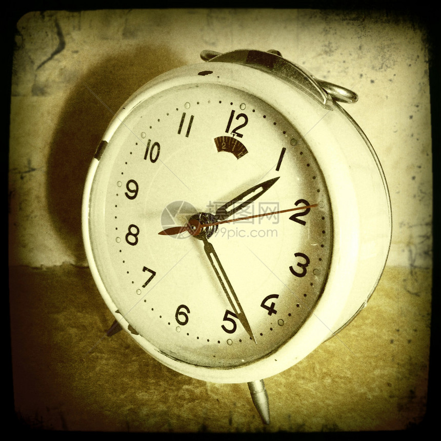 grunge复古时钟的特写图片
