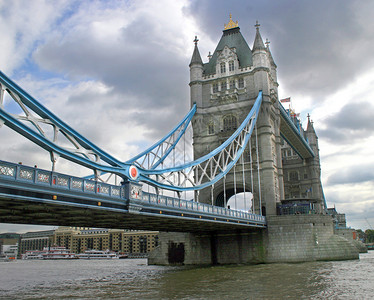 英国伦敦塔桥的低视角图片
