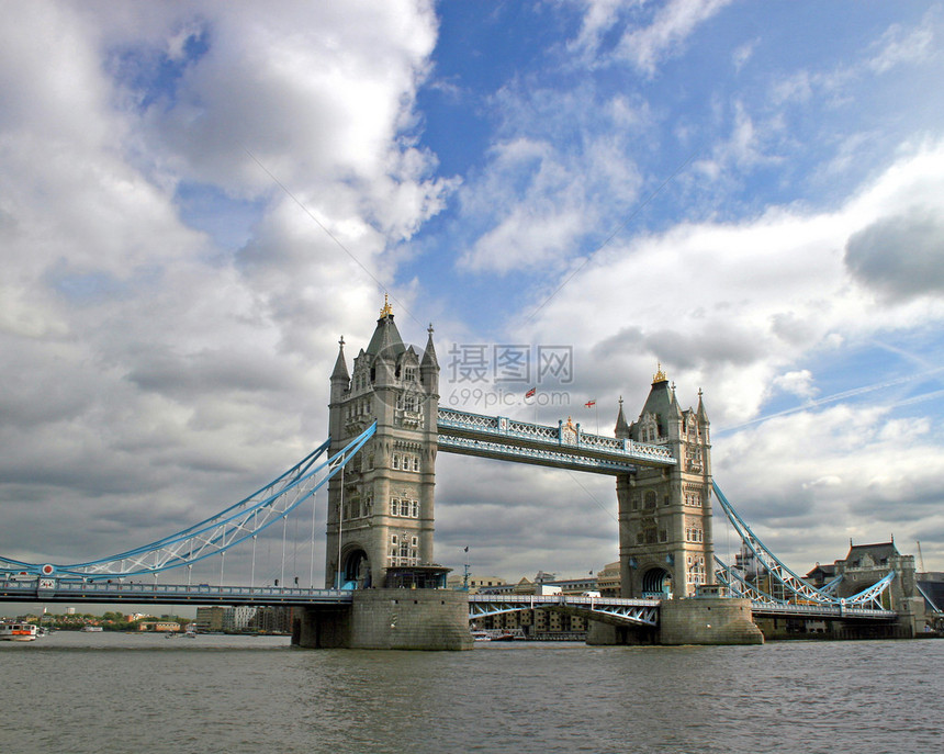 英国伦敦塔桥全长图片