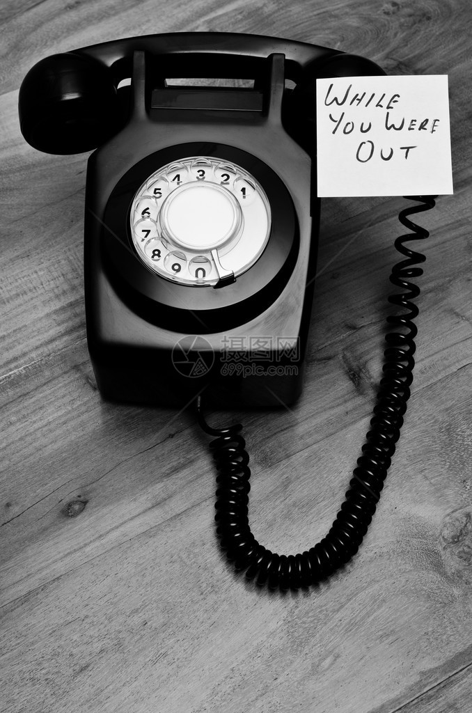 带有提醒便条的复古老式电话图片