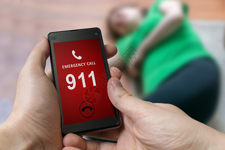 男子在智能手机上拨打紧急电话911号图片