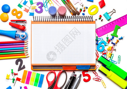 孤立在白色背景上的各种学校用品框架中央有干净页面的笔记本回到学校的图片