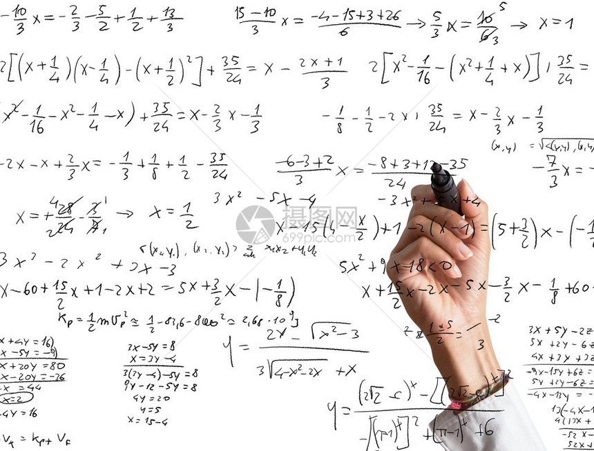 女人解释和解决数学计算图片