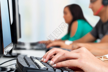 在办公室的电脑键盘上将女双手打图片