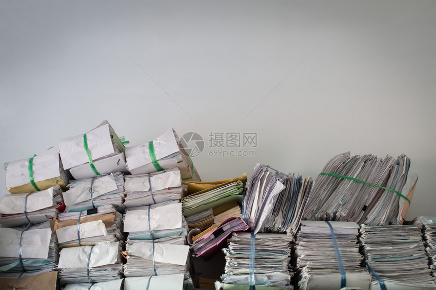 文件架上堆放的商业报告文件图片