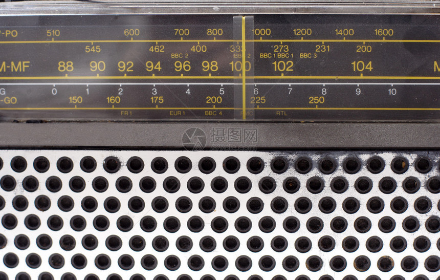 老式模拟收音机的特写图片