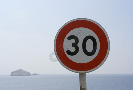 沿海公路上30公里速度标志马图片