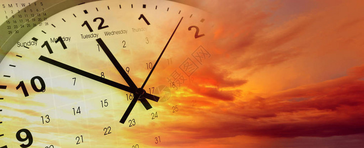 明亮天空中的时钟和日背景图片
