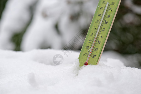 雪地里的温度计标志着温度低于零高清图片