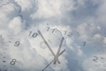 蓝色天空中的时钟背景图片
