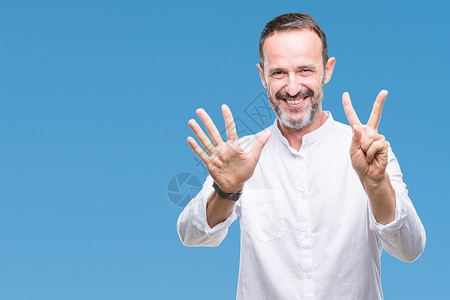 中年白发老人在与世隔绝的背景下展示并用七号手指向上方图片
