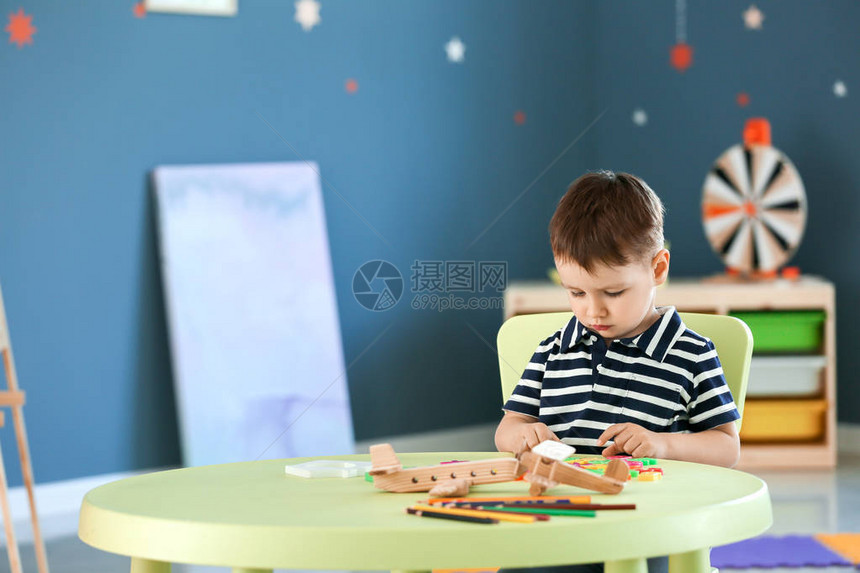 游戏室自闭症小男孩图片