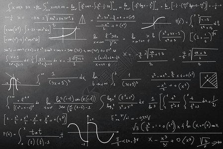 黑板上的复杂数学计算图片