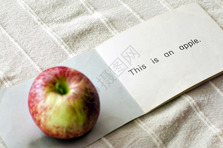 阅读卡上的新鲜苹果读的是伊格利什语中图片