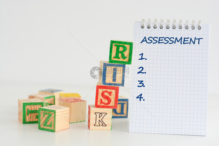 风险评估概念在木板拼图块上写风险信和用字数图片