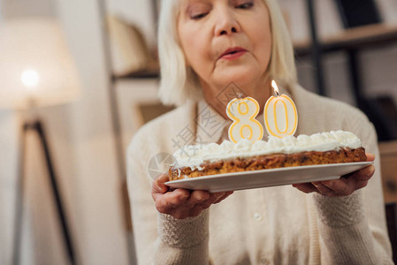 高级女人在家庆祝生日时图片