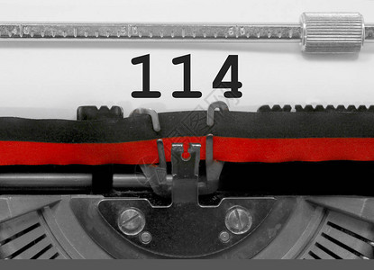 114由旧打字机在白纸上写图片