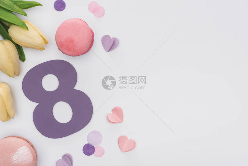 郁金香粉红色马卡龙五彩纸屑和8号在白色上隔离的顶部视图图片