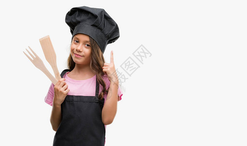 穿着厨服的黑人布伦特斯panic女孩惊讶地发现一个想法或问题与快乐图片