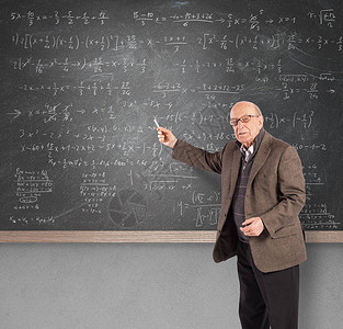 老年数学教师在背景图片