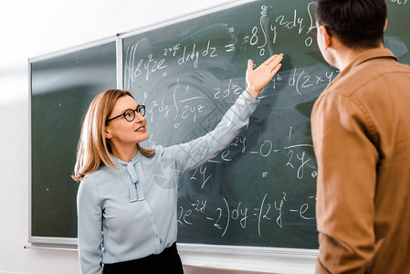 女教授在课堂上展示方程式图片