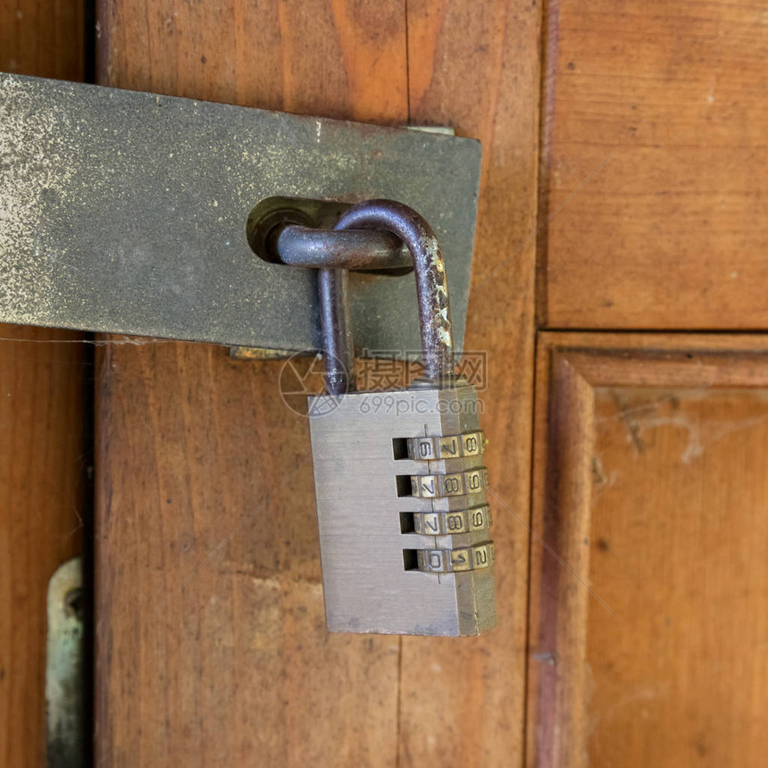 旧木门上的钢数字密码锁图片