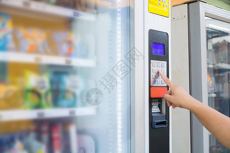 女手推按钮在现代自动售货机上制作交易代码或数字显示本机可以用硬图片