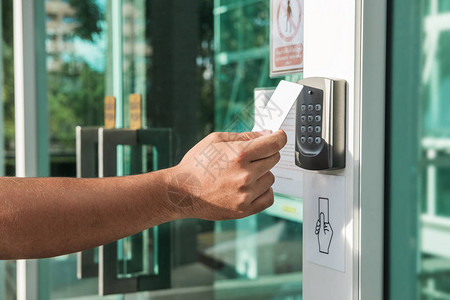 手使用钥匙卡扫描打开进入私人建筑的门家庭和图片