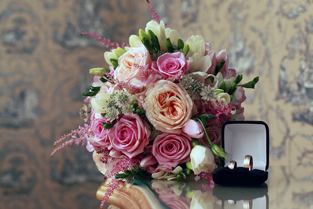 粉红玫瑰花束和结婚戒指图片