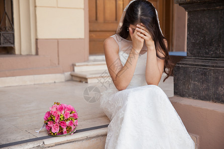 绝望的新娘在婚礼那天被站起来在教堂外图片