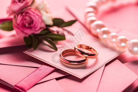 结婚戒指珍珠项链和邀请函背景图片