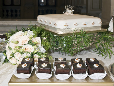 结婚巧克力蛋糕和主要婚礼蛋糕图片