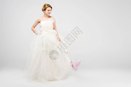 穿着白色婚纱和粉红色运动鞋的快乐新娘图片