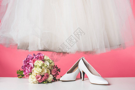 一双鞋子结婚花束和白裙子图片