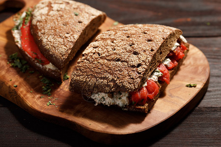 三明治配深色全麦黑面包和鲑鱼健康饮食图片